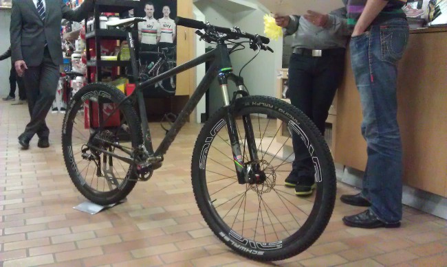 The Open Cycle 29" Hardtail O-1.0. Its designer, Gerard Vroomen, is on the right
