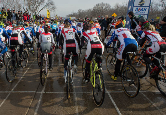 Canadian women at the start. From the left: Wendy Simms (No. 30), Pepper Harlton (No. 29), Julie Lafreniere (No. 31), Mical Dyck (No. 28, ahead of U.S. rider) and Emily Batty (No. 32, right).