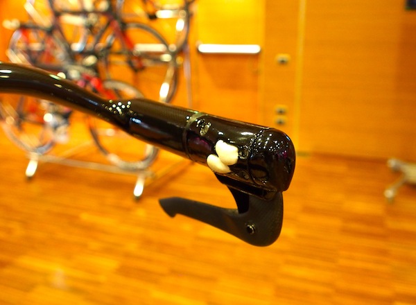 Sky and Pinarello designed these custom minimalist brake levers with Di2 switches, for slightly improved aerodynamics, typifying Sky's "Marginal Gains" approach. (Andre Cheuk)