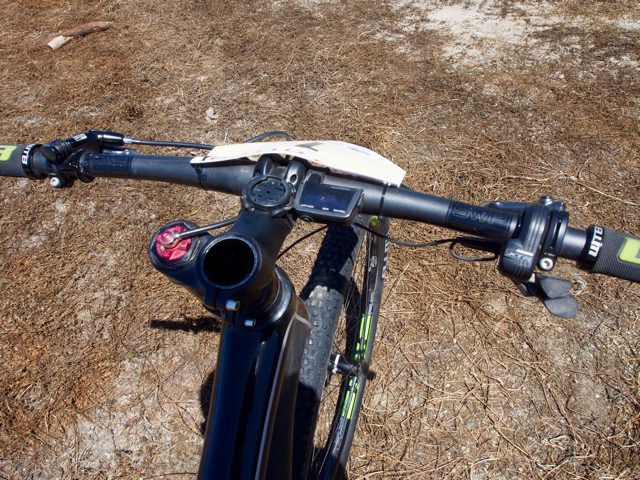 Gagne runs XTR 1x drivetrain, on the left he has a suspension lock out lever, junction box