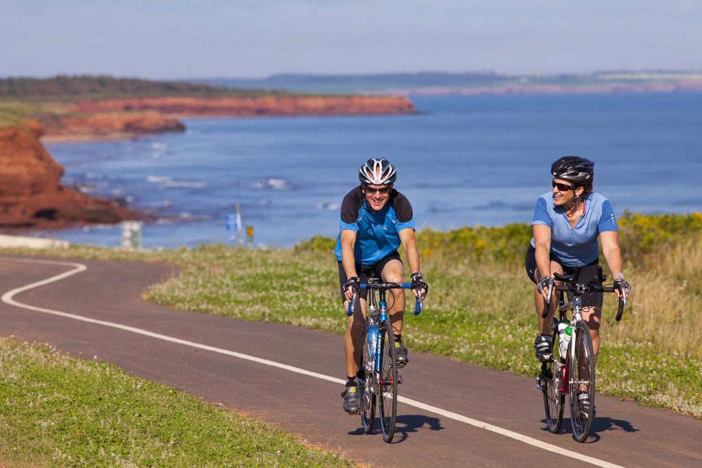 Cyclists on bicycle trail, Gulf Shore Parkway, Prince Edward Island National Park. Courtesy: PEI Tourism/John Sylvester
