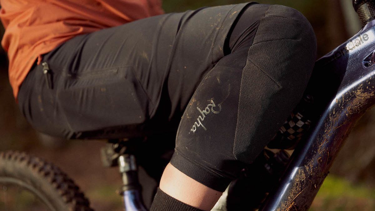 Rapha rolls out ultra-lightweight trail knee pads - Canadian Cycling ...
