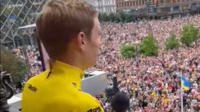 Jonas Vingegaard in front of thousands of fans