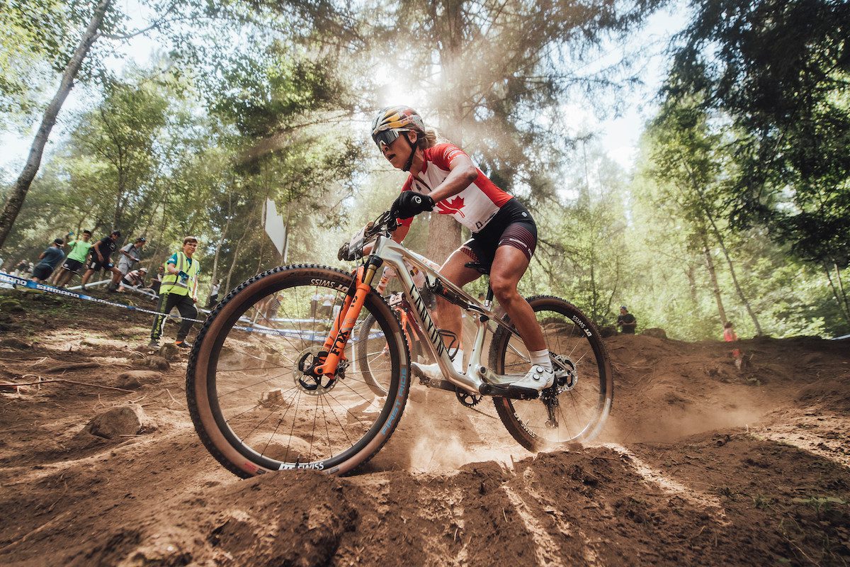 Emily Batty rides over dusty roots at Val di Sole World Cup finals in 2022