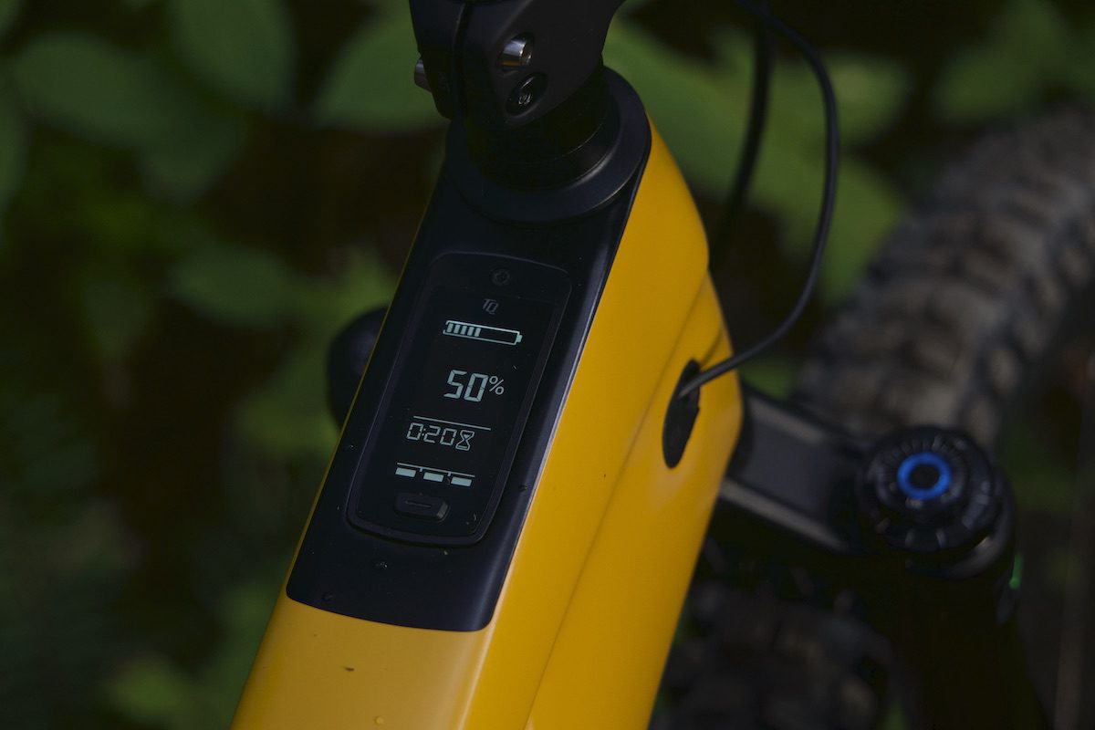 Trek Fuel EXe review - TQ black-and-white display showing battery life 