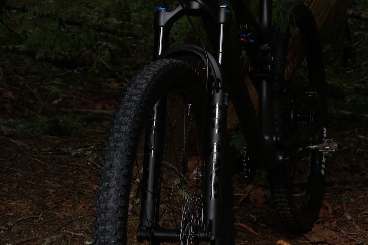 Fox 34 Performance Elite shock and Maxxis Forekaster tire