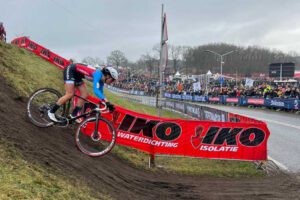 Canadian descends at cross worlds