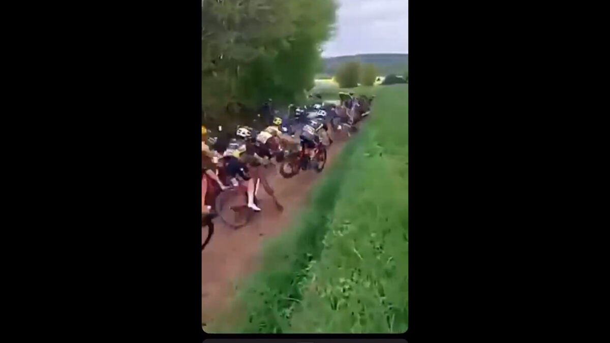 Cyclists fall at Tour de Bretagne