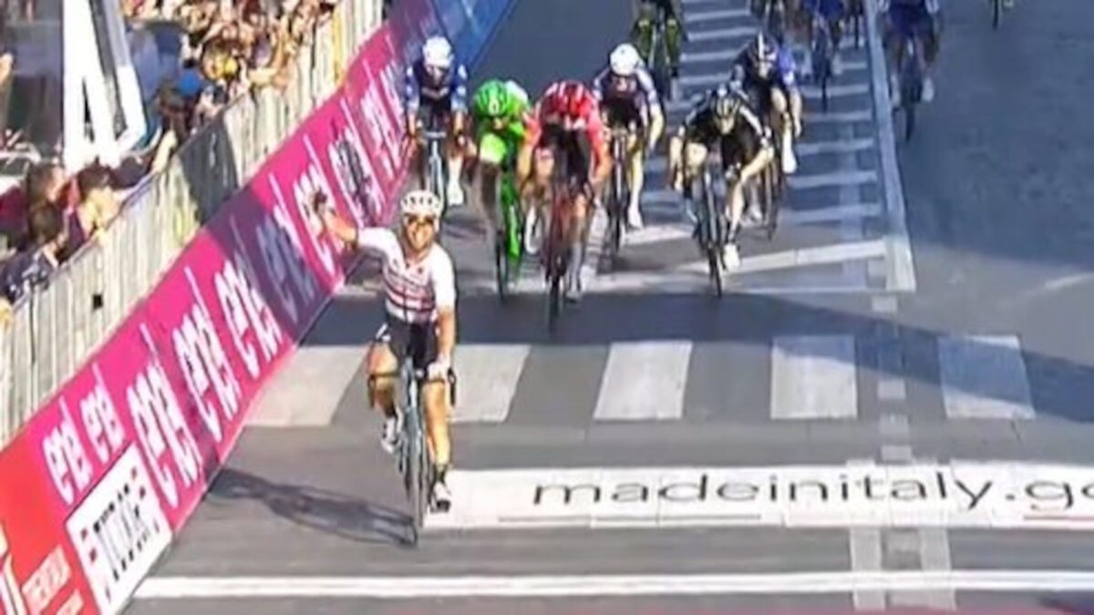 Mark Cavendish wins the final stage into Rome