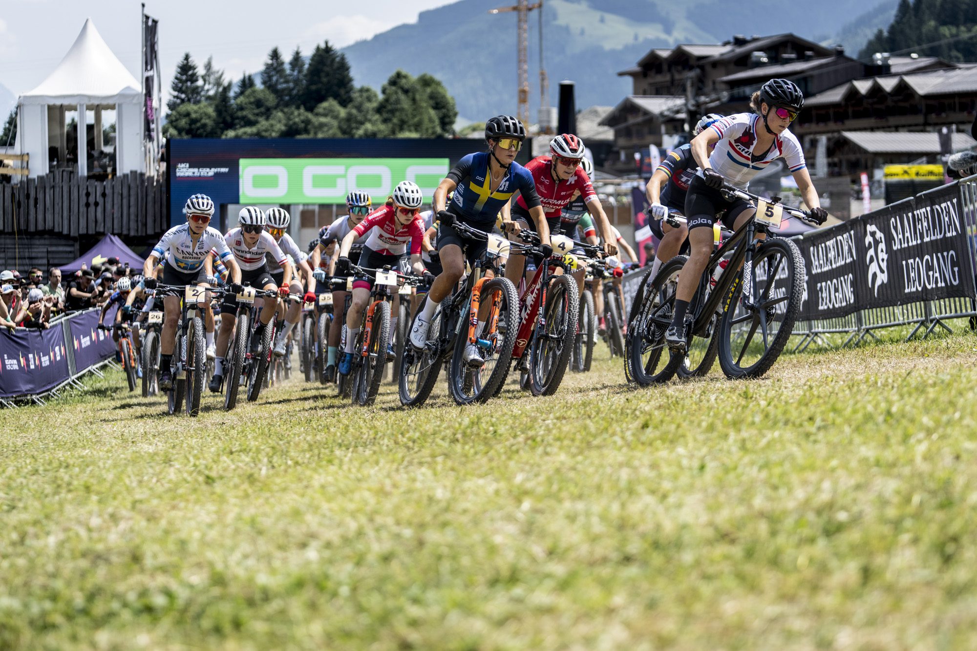 Highlights and race report: Leogang elite XCO World Cup brings the heat
