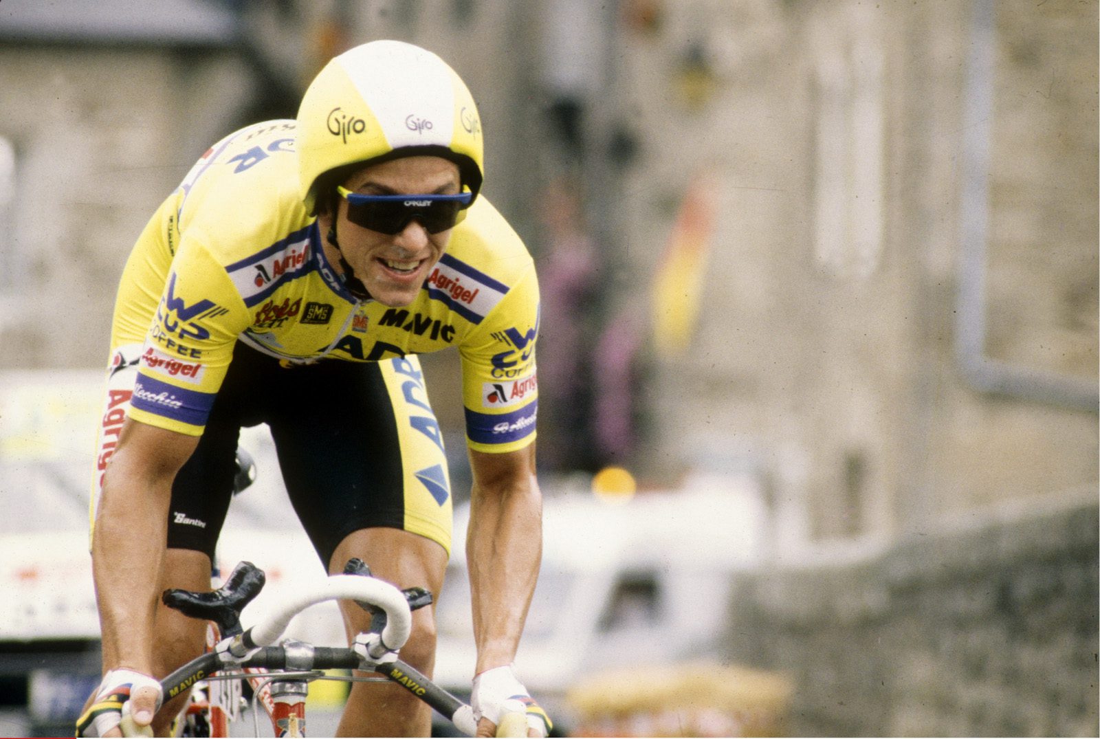 17/7/1989 Tour de France 1989. Stage 16 - Gap to Briancon. Laurent Fignon looks over his shoulder at the chasing Greg LeMond. Photo: Offside / L'Equipe.