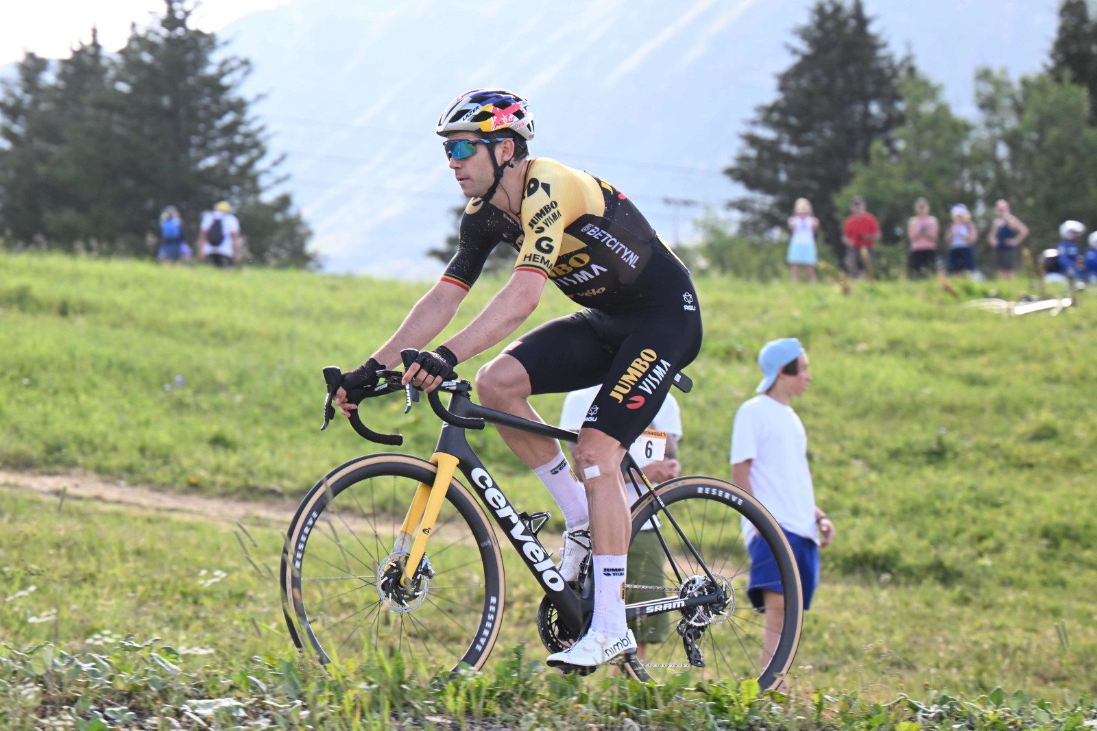 Wout van Aert leaves Tour de France - Canadian Cycling Magazine