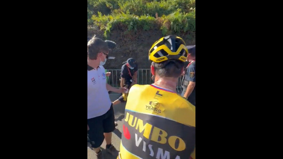 Police grab Jumbo-Visma soigneur in front of Jonas Vingegaard
