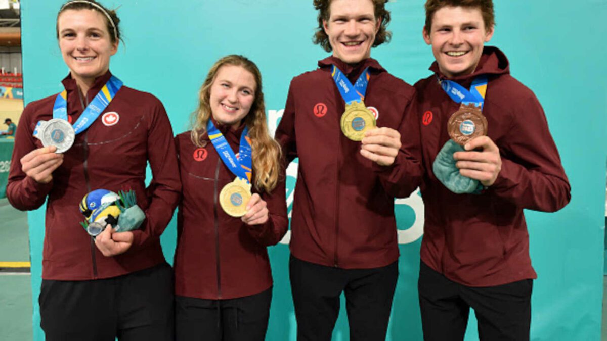 SANTIAGO, CHILE - NOVEMBER 24: (FROM L to R) Keely Toles, Melissa Pemble-Chubb-Higgins, Alexander Hayward and Michael Sametz of team Canda show their medals at Velodromo de Peñalolen on Day 8 of Santiago 2023 Para Pan American Games on November 24, 2023 in Santiago, Chile. (Photo by Claudio Santana/Getty Images)