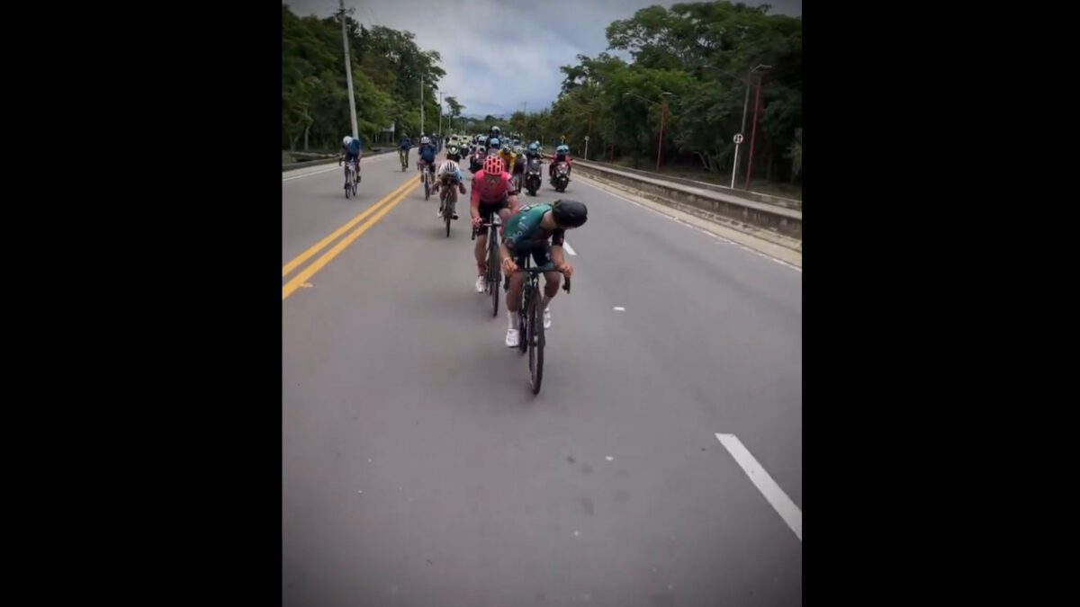 Pros ride by amatuers in Colombia