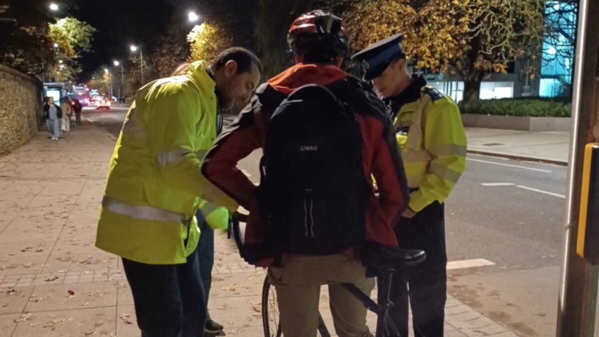 Police giving free lights to cyclist
