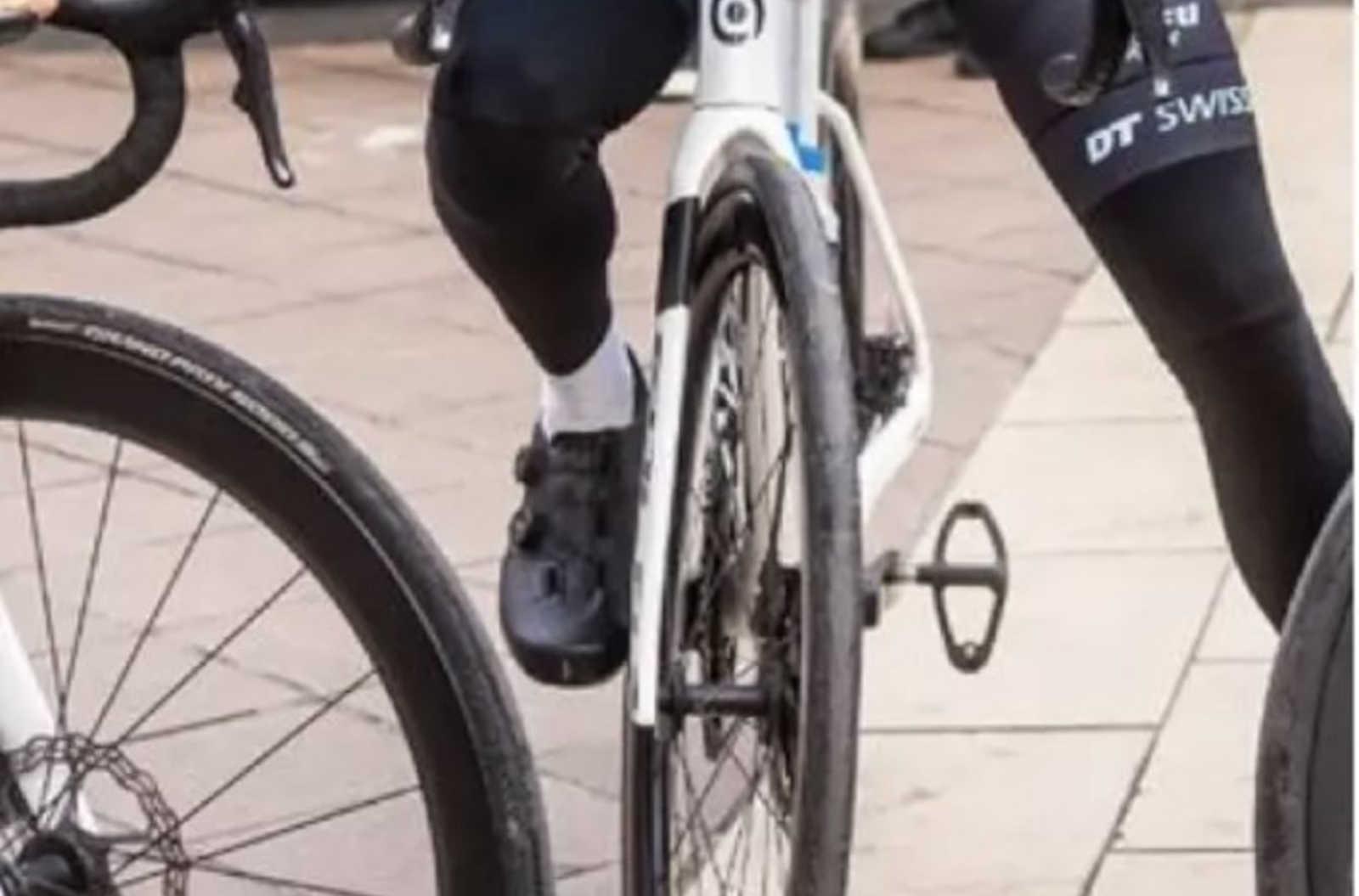 Satu jam sebelum lomba, UCI melarang pedal Ekoi baru, memaksa pengendara membeli sepatu di garis start